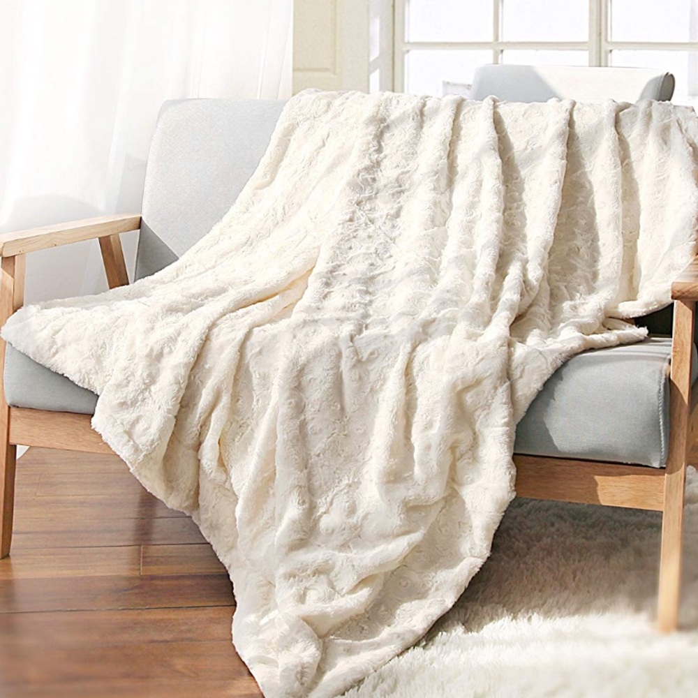 New Faux Fur Throw 50x60” - Picture 3 of 4